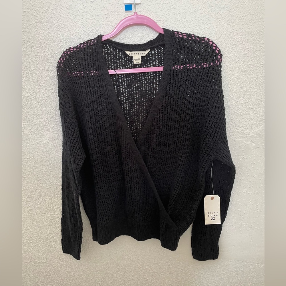 NWT Billabong Sweater. Black. Small. Condition Excellent